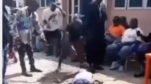Nibi ti won ti n lu ọkunrin naa, o dubulẹ, awọn kan jokoo yi i ka, awon to n lu u duro.