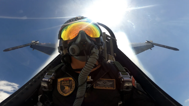 Piloto voando em uma aeronave F-16 