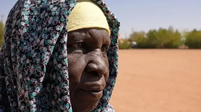 Afaf Muhammad Salem anasema wapiganaji wa RSF walipora nyumba yake na kumpiga risasi kaka yake mguuni