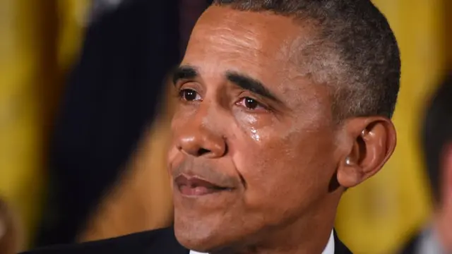 د امریکا ولسمشر چې د خبرو په منځ کې یې سترګې له اوښکو ډکې شوې