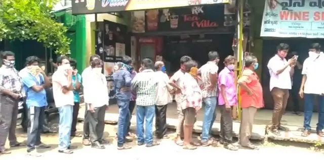 మద్యం దుకాణం ముందు ప్రజలు