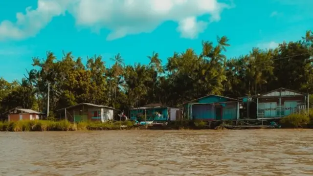 Casas na beira do rio