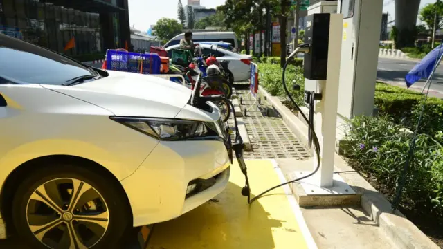 Carro elétrico sendo abastecido