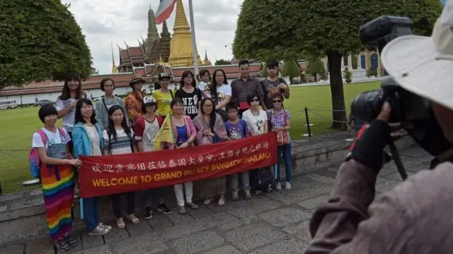 นักท่องเที่ยวจีนถ่ายภาพในวัดพระแก้ว