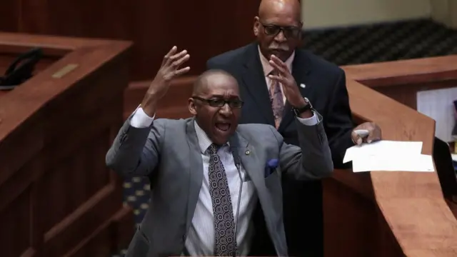 انتقد السيناتور الديمقراطي في ولاية ألاباما بوبي سينغلتون(يسارا) والسيناتور رودجر سميثرمان مشروع القانون