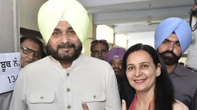 ਨਵਜੋਤ ਸਿੱਧੂ ਆਪਣੀ ਪਤਨੀ ਨਵਜੋਤ ਕੌਰ ਨਾਲ