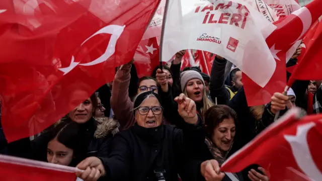Para pendukung Wali Kota Istanbul, Ekrem Imamoglu, ambil bagian dalam pawai.