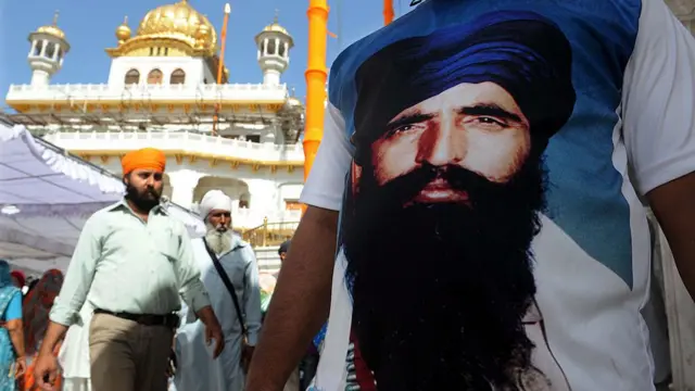 ভিন্দ্রানওয়ালের ছবিওলা টি-শার্ট পরে স্বর্ণমন্দিরে শিখ যুবক