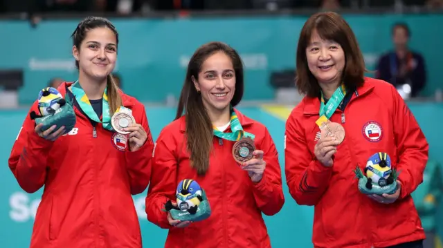 Tania Zeng junto a otras dos tenimesistas chilenas, Paulina Vega y Daniela Ortega