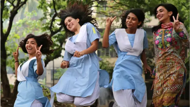 পরীক্সার ফল প্রকাশের পর উচ্ছ্বসিত ছাত্রীরা 