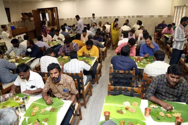 అన్నమయ్య భవనంలో సంప్రదాయ భోజనం చేస్తున్న భక్తులు