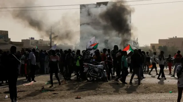 متظاهرون يسيرون خلال مسيرة ضد الحكم العسكري في أعقاب الانقلاب في الخرطوم، السودان، 10 فبراير/شباط 2022.