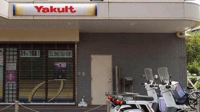 Centro de distribuição de Yakult no Japão, com motos estacionadas para entrega do produto