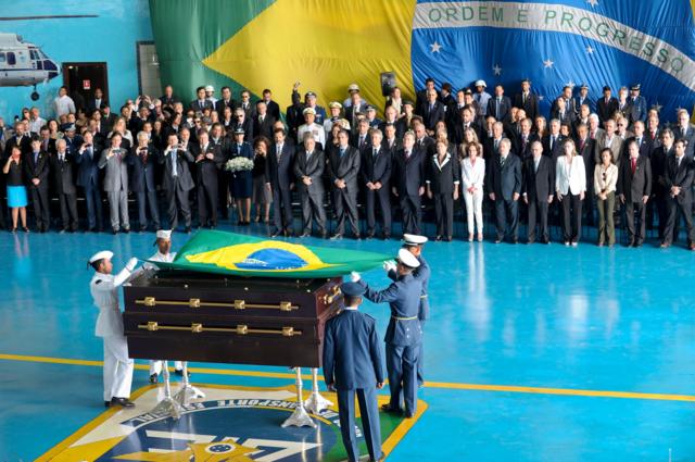 Restos mortais de Jango foram enviados a Brasília, em 2013, para processo de exumação. Na chegada, caixão foi recebido com honras militares e presença de ex-presidentes