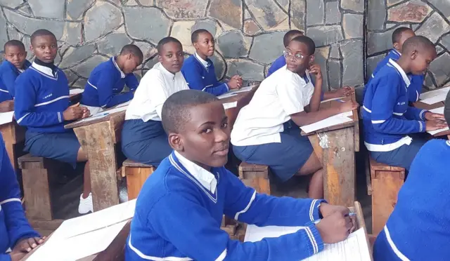 Abanyeshuri barenga 50,000 bo mu mashuri yisumbuye arenga 1,000 mu gihugu barakoze ikibazo ca leta 