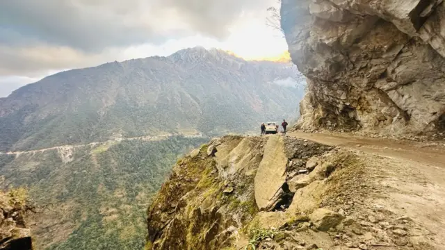 ' මේ පාර හරිම අවදානම් පාරක්. ඉතාම පටු වගේම ප්‍රපාත වලින් පිරුණු භයානක පාරක්.'