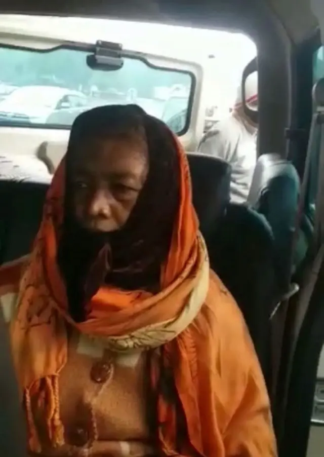 झारखंड के पुलिस प्रमुख (डीजीपी) नीरज सिन्हा ने मीडिया से सिर्फ़ इतना कहा कि हमने कुछ लोगों को शक के आधार पर हिरासत में लिया है. अभी उनकी पहचान होनी बाक़ी है