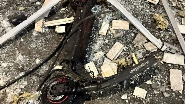 Mabaki ya skuta inayotumia umeme iliyopatikana katika eneo la shambulizi