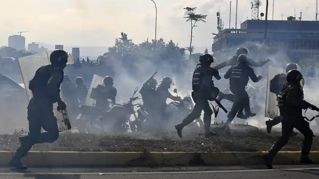 Güvenlik güçleri toplananlara göz yaşartıcı gazla müdahalede bulundu.
