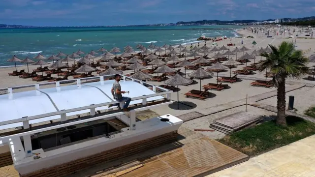 З 15 червня Албанія виявилася чи не єдиною країною, куди українці можуть летіти на відпочинок