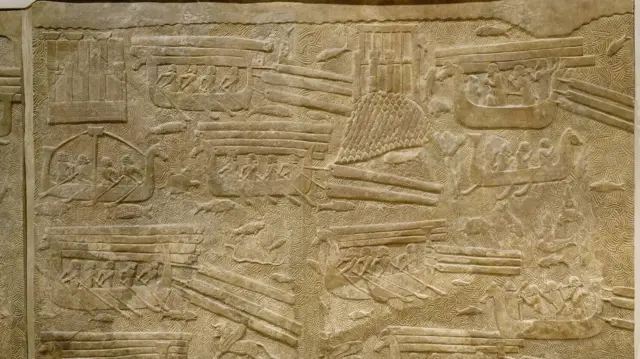 نقوش أثرية ترمز إلى تجارة خشب الأرز في البحر