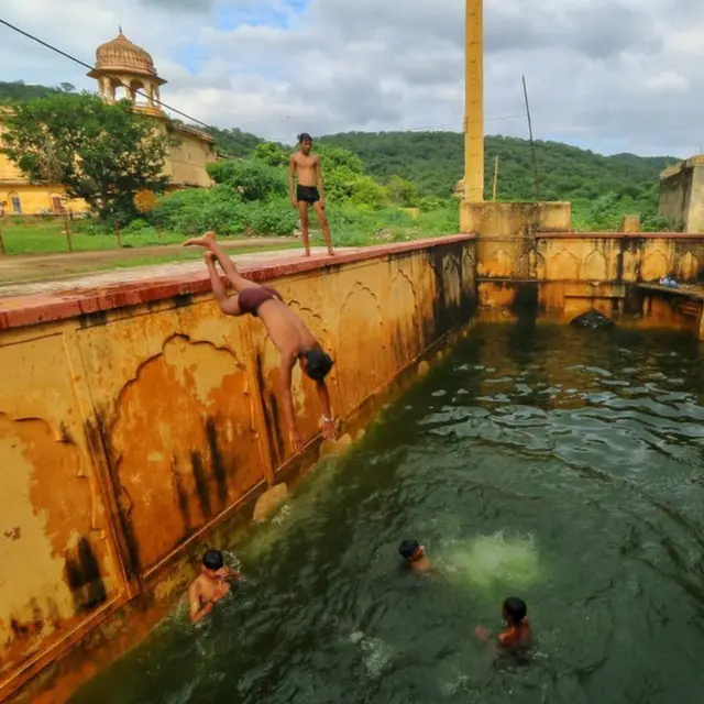 ਮਾਨਸਾਗਰ ਲੇਕ, ਜੈਪੁਰ, ਰਾਜਸਥਾਨ ਵਿੱਚ ਬੱਚੇ ਤਾਰੀਆਂ ਲਗਾਉਂਦੇ ਹੋਏ