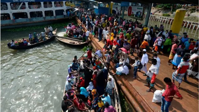 লঞ্চঘাটে জটলা