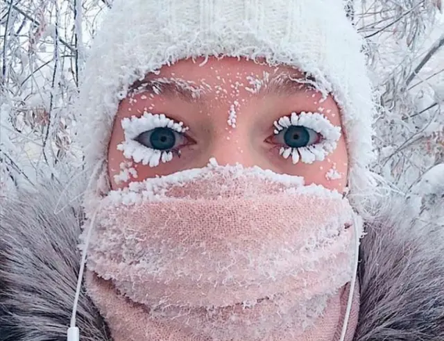 ઓઇમાયાકોનમાં એક યુવતી જેના ચહેરા પર બરફ જામેલો છે