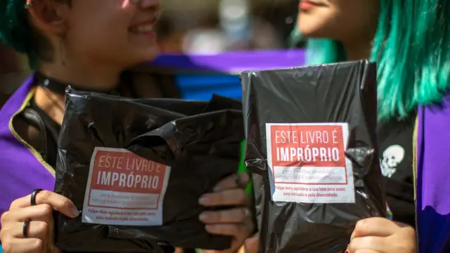 Protesto contra medidabetsul pagaCrivella na Bienal do Rio