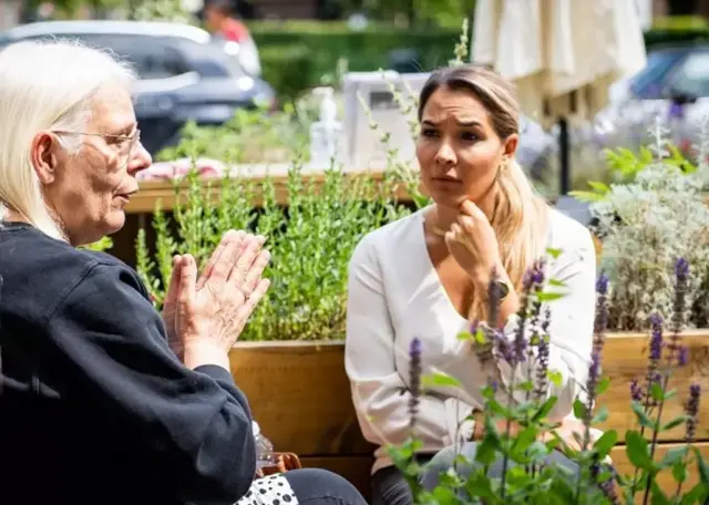 Deux femmes assises dans un jardin 