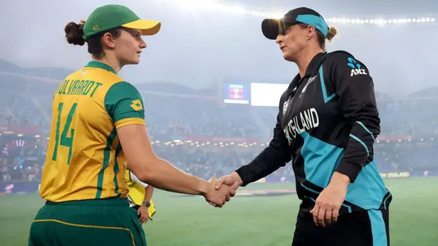 अफ्रीका की कप्तान वोलवार्ड और न्यूजीलैंड की कप्तान सोफी डिवाइन