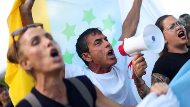 Manifestantes participan en una protesta contra la llegada del crucero MV Hondius, tras un brote mortal de hantavirus a bordo,