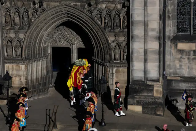 စိန့်ဂျိုင်းလ်စ်ကနေ ဘုရင်မကြီး ခေါင်းတလားကို သယ်ထုတ်လာ