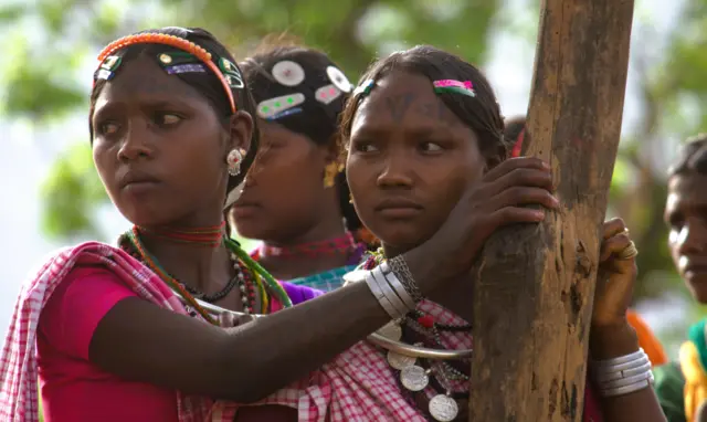 बैगा स्त्रीच्या माथ्यावरील गोंदण