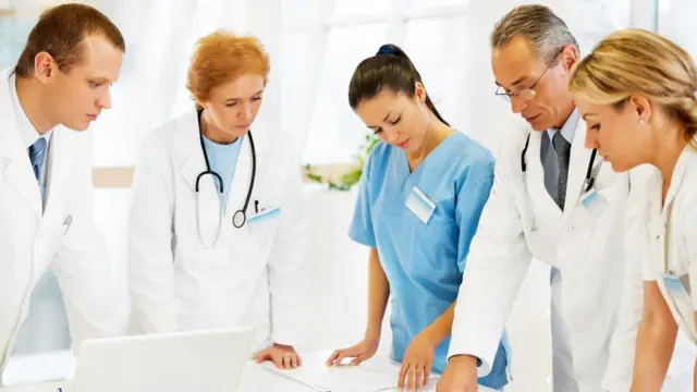 Grupo de médicos reunidos.