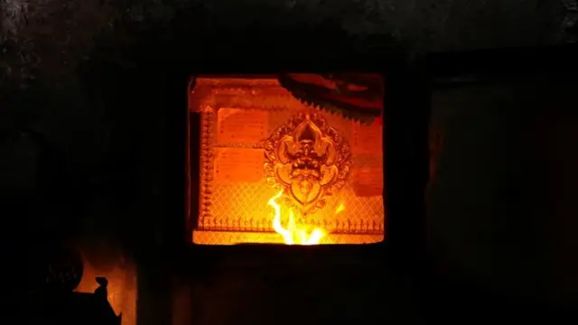 โลงบรรจุศพซีอุยในเตาเผา