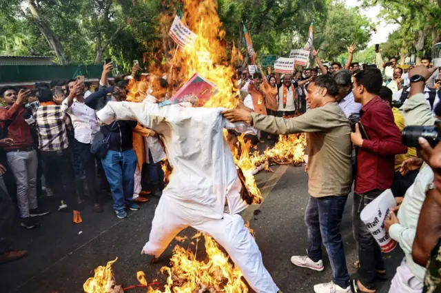 সংরক্ষণ ইস্যুতে দিল্লিতে কংগ্রেস সদর দফতরের সামনে বিজেপির প্রতিবাদ আন্দোলন