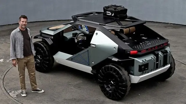 دیوید دوراند،‌ مدیر طراحی داچیا در کنار کانسپت مانیفستو