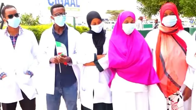 Adna Aadan, markii ay saxaafadda la hadlaysay waxaa garab taagnaa qaar ka mid ah dhakhaatiirta ka howlgala isbitaalkeeda Hargeysa