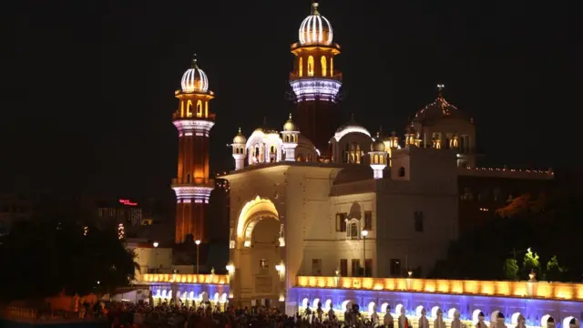 शीख लोक दिवाळी सन ‘बंदी छोड दिवस’ म्हणून साजरा करतात.