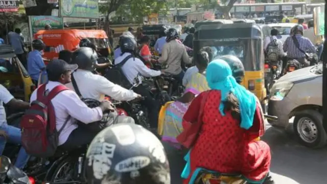 மதுரையில் வாகனத்திற்கான அனுமதிச் சீட்டைப் பெற குவிந்த கூட்டம்