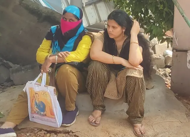 దుకాణాల కూల్చివేత బాధితులు