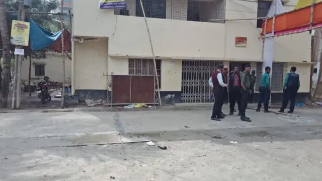 একজন ভোটার বলছেন, ''এখানে প্রার্থী কে জানি না, কোন পোস্টার নেই, মাইকিং নেই, কোন জায়গায় যাবো ভোট দিতে সেটাই জানি না।''