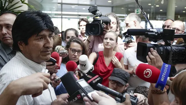 ভিয়েনার বিমানবন্দরে সাংবাদিকদের সাথে কথা বলছেন বলিভিয়ার প্রেসিডেন্ট এভো মোরালেস