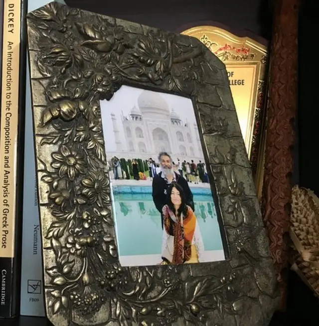 તાજમહેલની સામે ઇરોમ અને ડેસમંડ