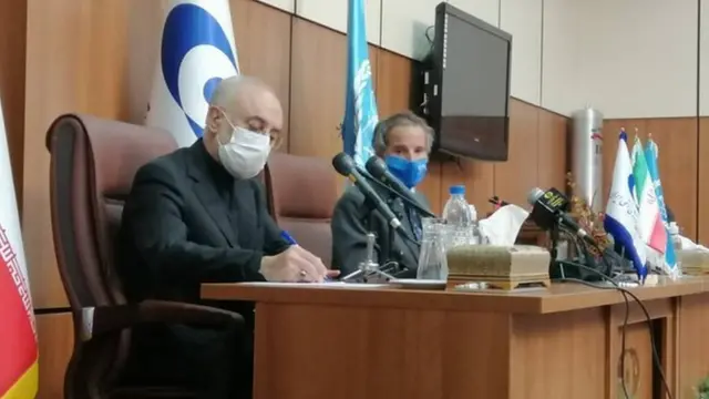 رافائل گروسی و علی اکبر صالحی در کنفرانس خبری مشترک در تهران. آقای صالحی گفته فصل نوینی بین ایران و آژانس بین‌المللی انرژی اتمی آغاز شده