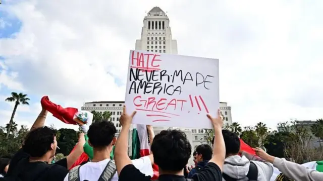 લોકો શા માટે ગેરકાયદેસર અમેરિકા જાય છે, અમેરિકા ગેરકાયદેસર ઇમિગ્રૅશન, અમેરિકા ડિપૉર્ટેશન દેશનિકાલ, ટ્રમ્પ સરકાર, કાયદેસર પગલાં, કૅનેડા નવો વિકલ્પ, બીબીસી ગુજરાતી, બીબીસી ન્યૂઝ ગુજરાતી