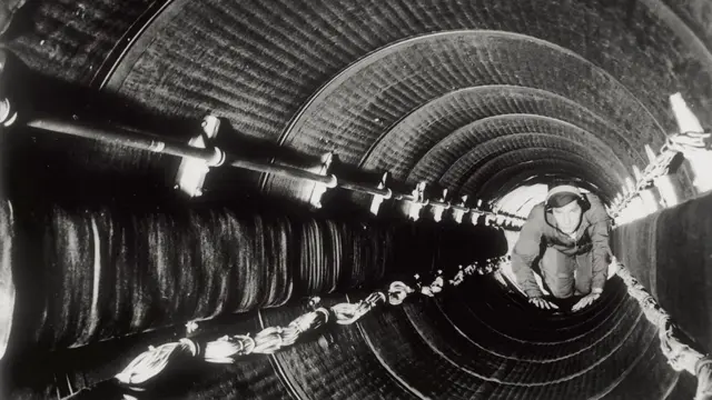 விமானத்தின் மிகப்பெரிய குண்டு வைக்கும் அறைகளுக்கு மேல் பணியாளர்கள் ஊர்ந்து செல்லக்கூடிய ஒரு சுரங்கப்பாதை இருந்தது. 