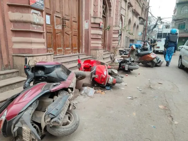 வாகனங்கள் விழுந்து கிடக்கும் ஒரு காட்சி 