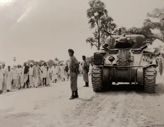 हैदराबाद में घुसते हुए भारतीय टैंक.